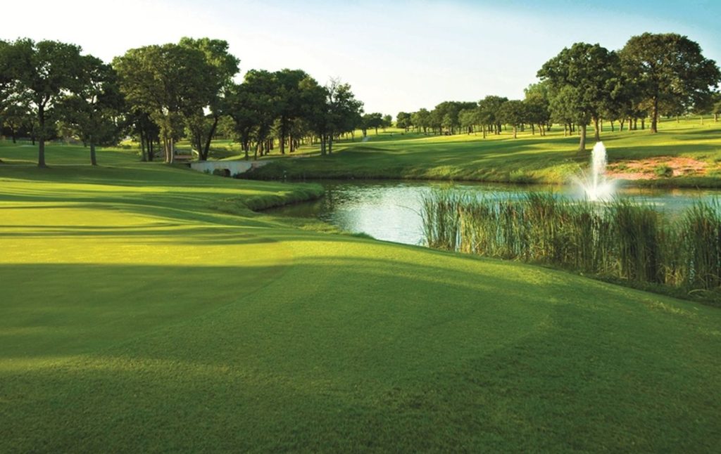 Image of fairway and fountain at Kickingbird Golf Club in Edmond, Oklahoma