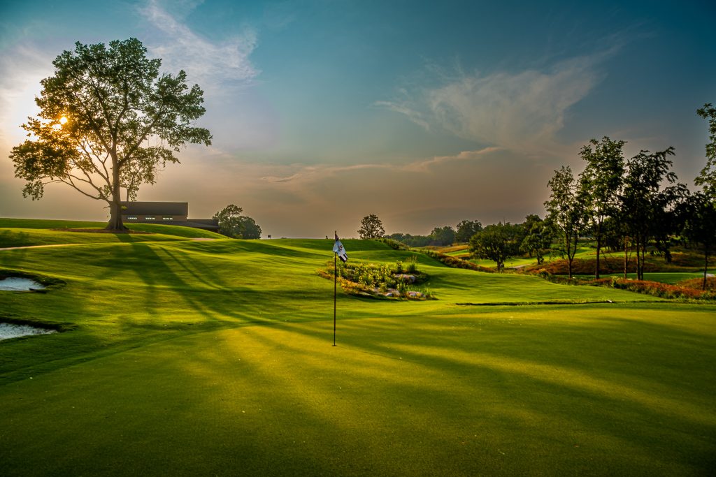 Battlefield green to clubhouse atmosphere shot - Klemme